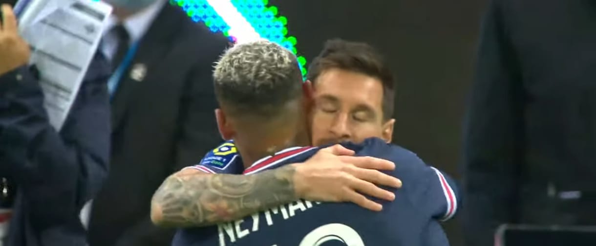 Messi bemutatkozott Párizsban, Neymar helyére cserélték be