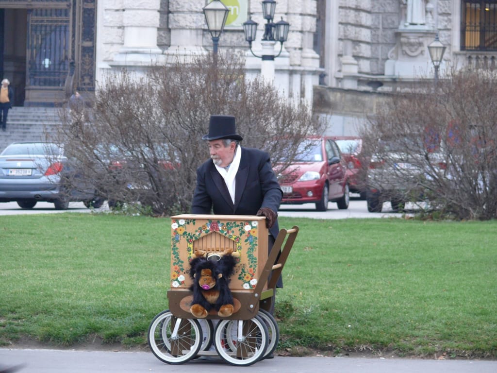 Videó! Látványos föld alatti túra a csatorna rendszerekben