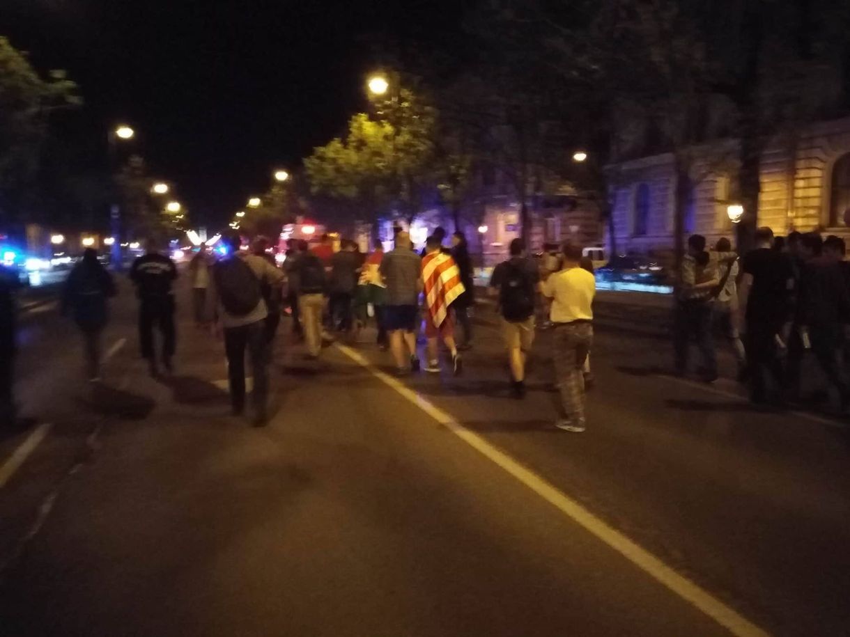 A liget felé vonulnak a tüntetők