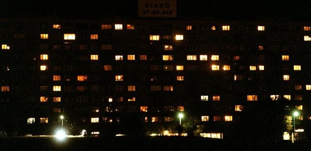 Megint rövidült a panelek forgási ideje, a családi házasoknak viszont bírni kell cérnával