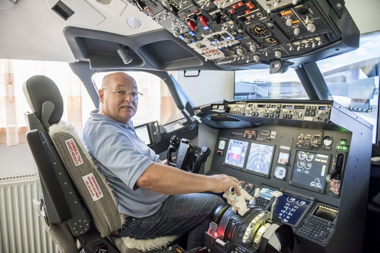 A fél nappaliját elfoglalja egy pilótafülke, de így Boeinggel „repkedhet” a világban