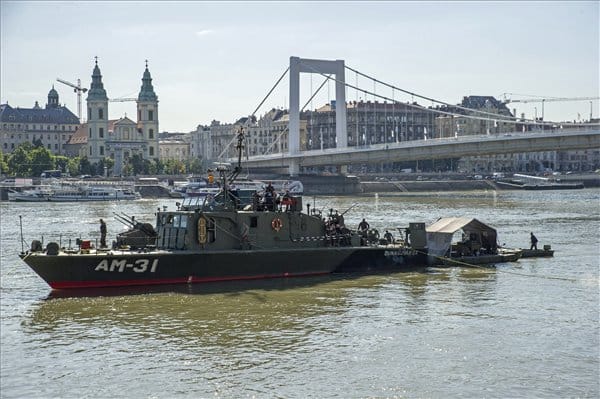 Ezzel a hajóval keresik a 100 kilós bombát a Dunában – fotók