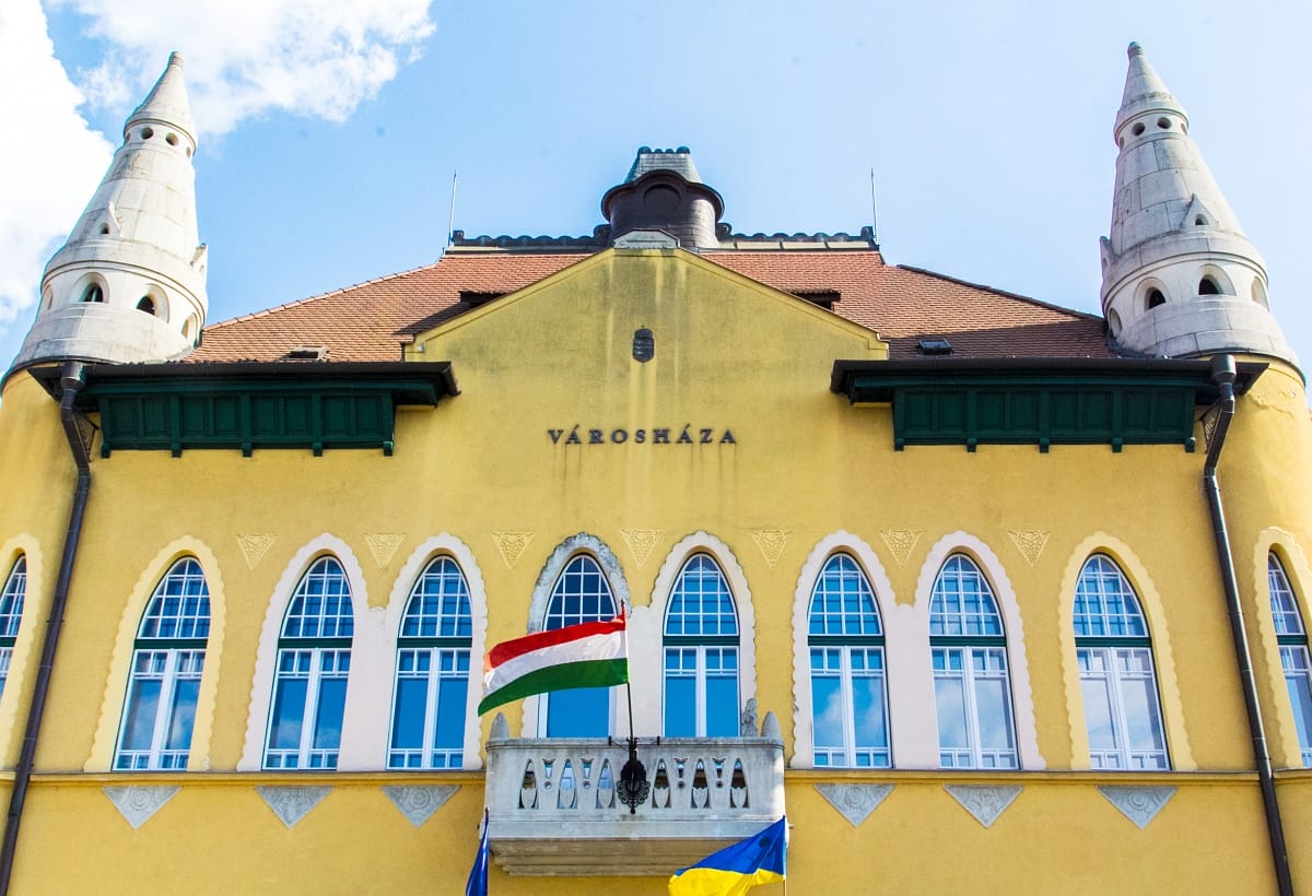 „Szaglólyukakat” vágatott a mosdók ajtajára egy budai gimnázium vezetése