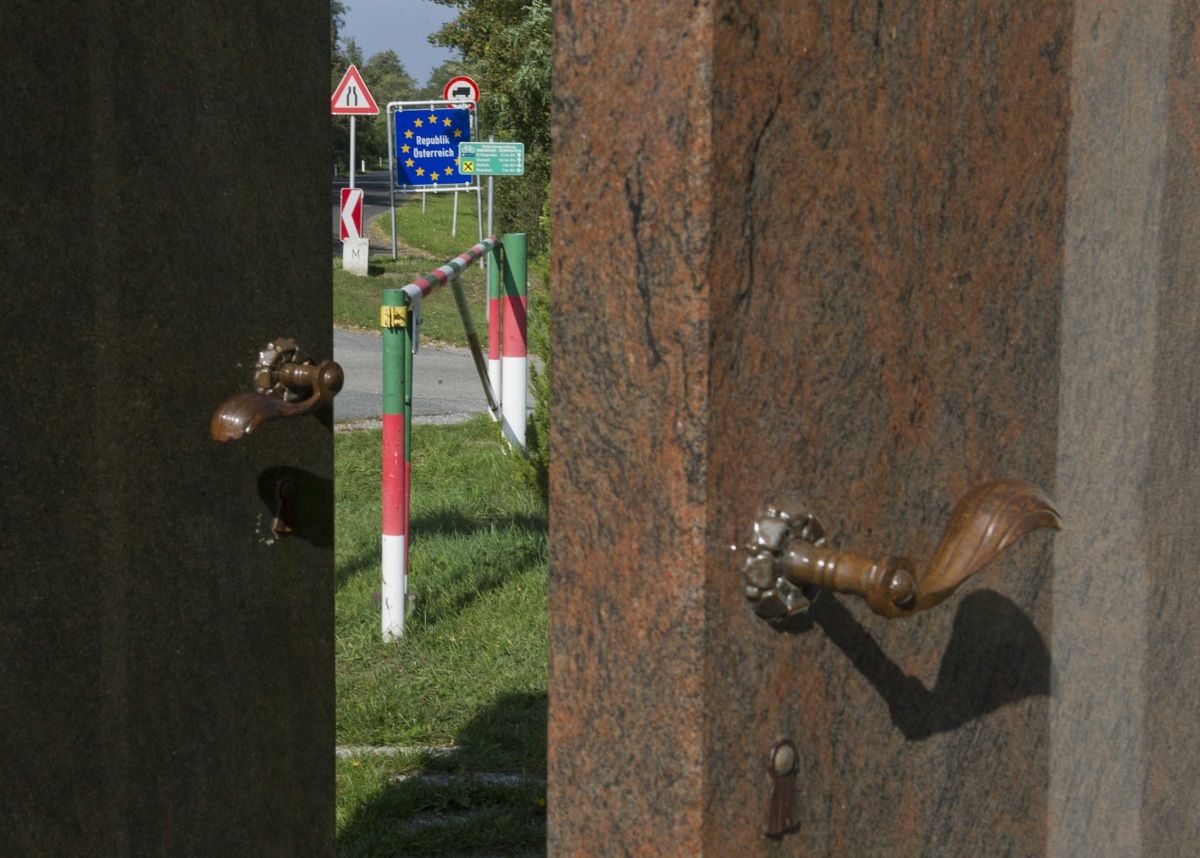 És akkor boldog-boldogtalan elhagyja az országot