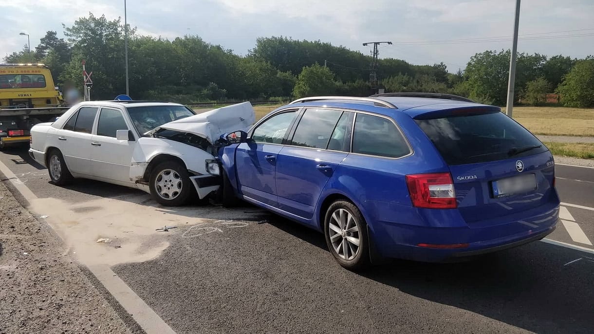 Elaludt a sofőr a Skodában, frontális ütközés lett belőle