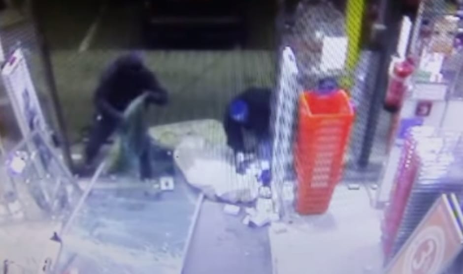 Félmilliót is megér a rendőrségnek, ha valaki felismeri ezt a két betörőt