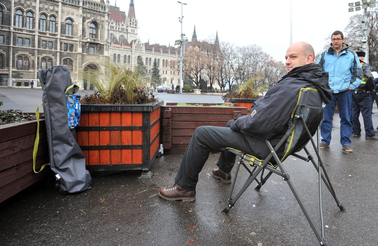 Ülősztrájkot kezdett a HÖOK-elnök a Parlamentnél - fotók