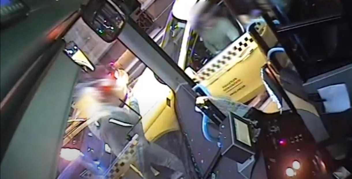 Videó, ahogyan a pesti belváros közepén egymásnak esik a buszsofőr és a taxis