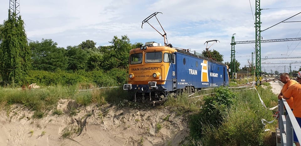 Kiütötte a bakot, több méter magas töltés szélén állt meg egy vonat Érdnél