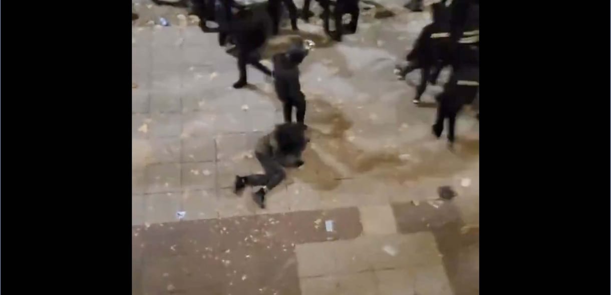 Brutális videó a tüntetésekről Tbilisziben: Tiszta erőből fejbe rúgott egy földön fekvő férfit a grúz rendőr