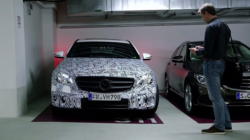A legújabb Mercedest már a telefonunkkal fogjuk leparkolni - videó