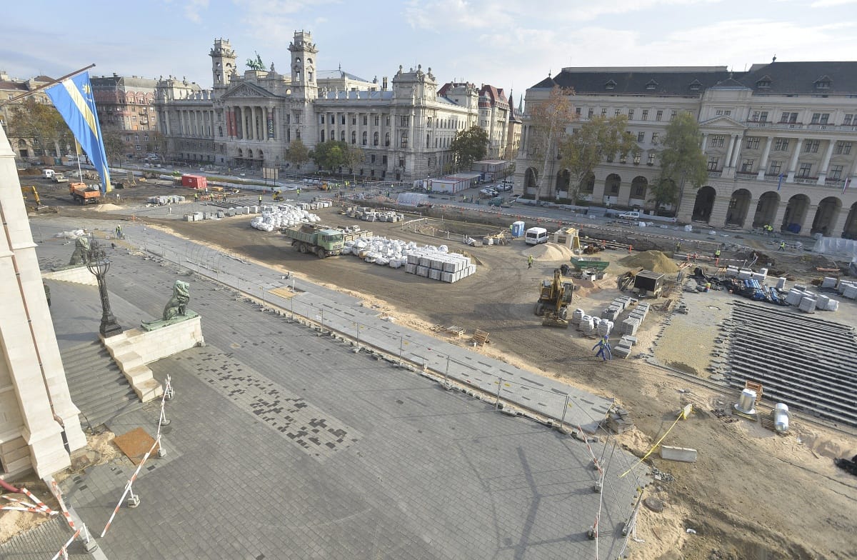Határidőre elkészülhet a Kossuth tér átépítése