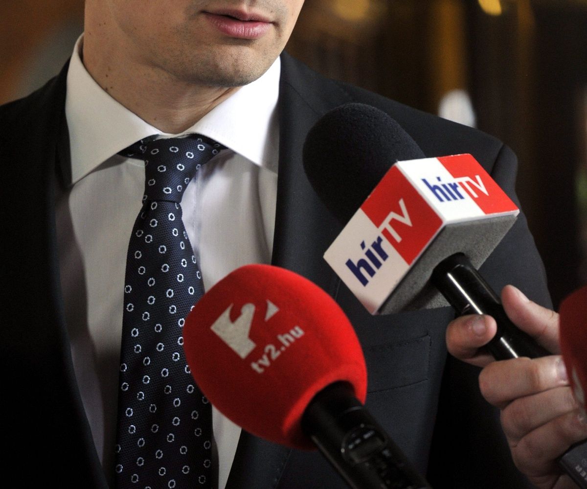 Mindenkit kioktat a KKM Szijjártó zakóügyében
