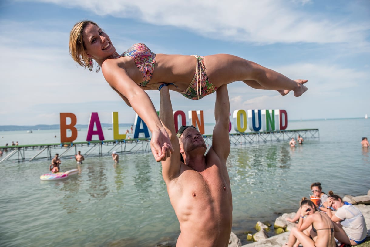 Zebramaszk és piros úszónacik: ilyen volt a Balaton Sound 2. napja