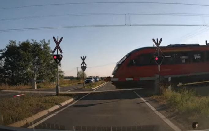 Letörte a vasúti sorompót a kamionos, majd integetett – videó