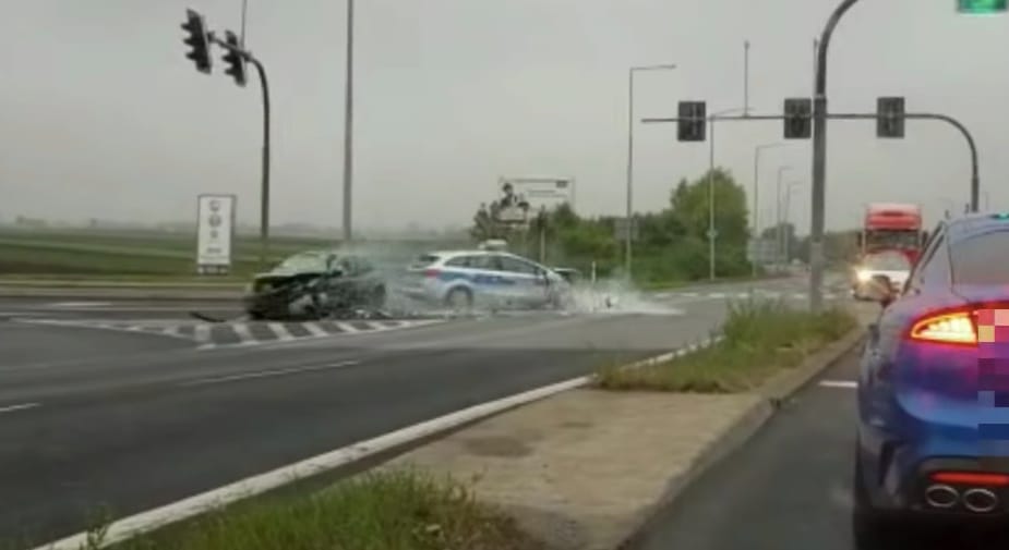 Épp átment a kereszteződésen a rendőrségi konvoj, amikor jött a Renault Clio