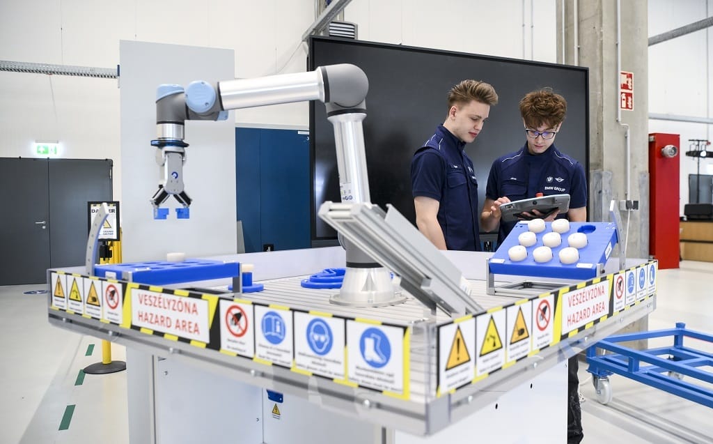 Tehetséggyárat nyitott a BMW Debrecenben