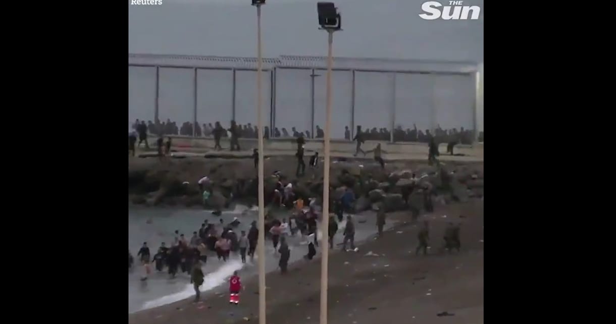Videó: Ezrével toloncolják vissza a spanyolok a marokkói határsértőket