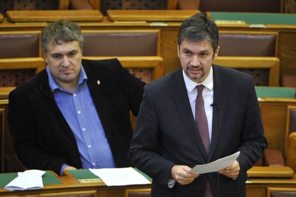 Itt a hangfelvétel a pillanatról, amikor Sallai Róbert Benedek nekiesik Hadházy Ákosnak