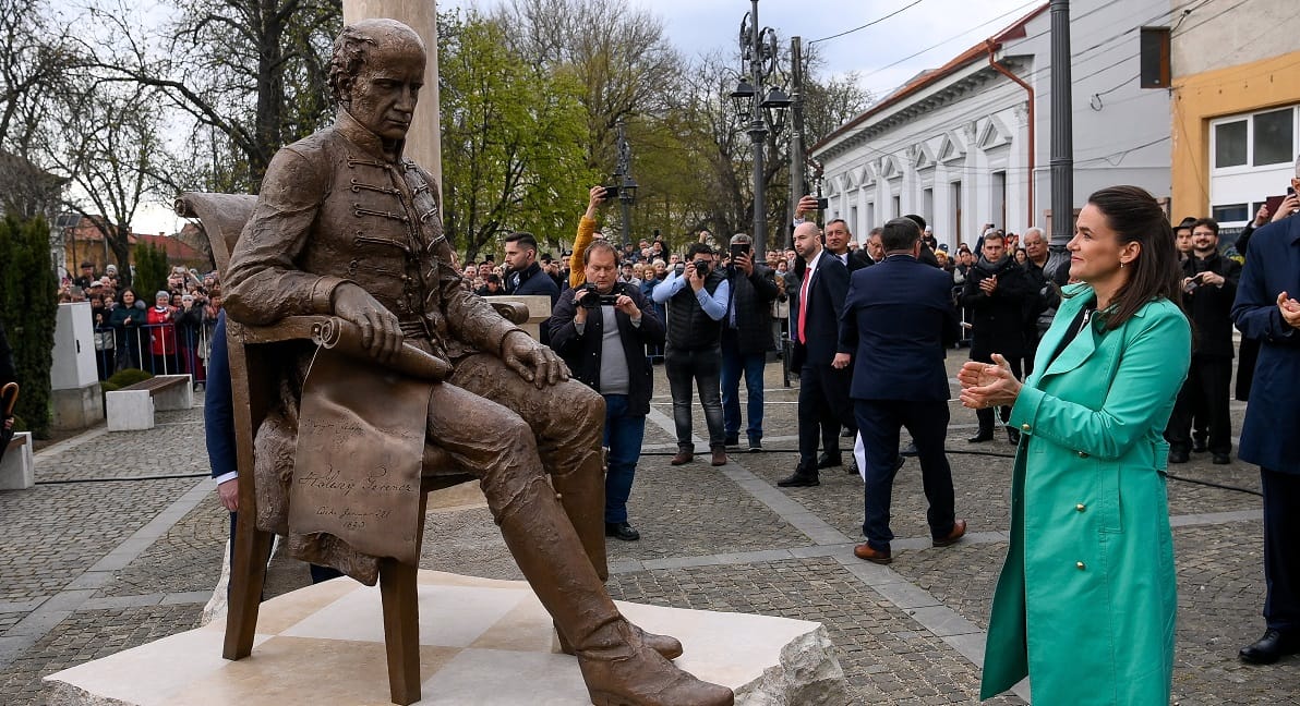 Bírság lett a Novák Katalin jelenlétében felavatott szoborból