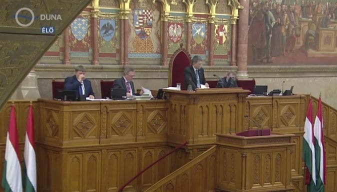 Tényleg száműzik a köztévéből a parlamenti közvetítéseket