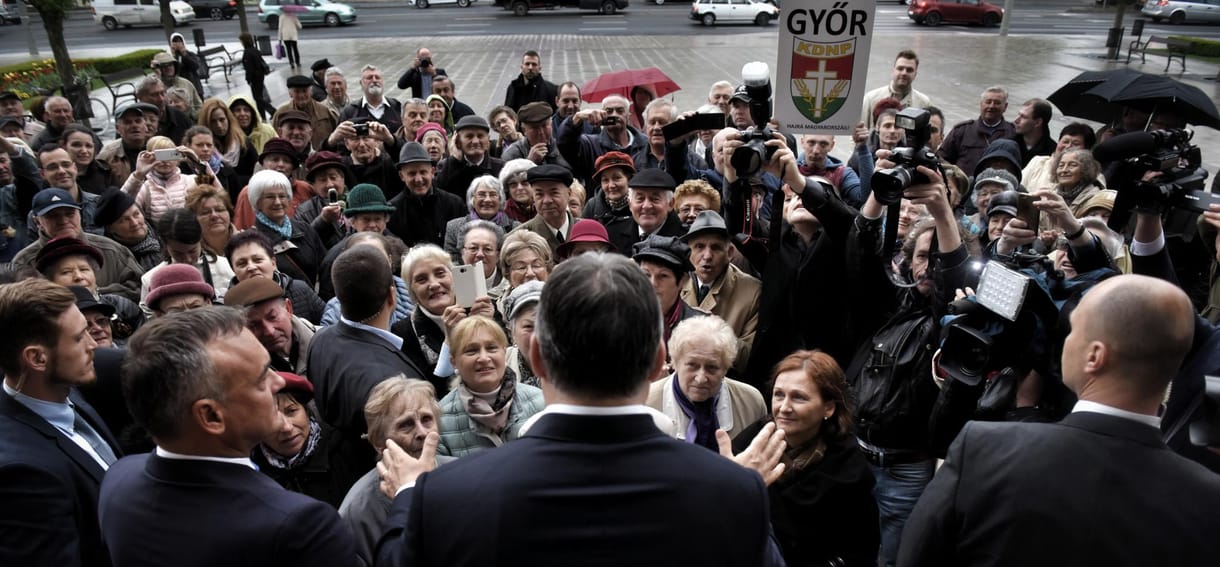 Orbánt ujjongó nyugdíjasok fogadták Győrben – videó