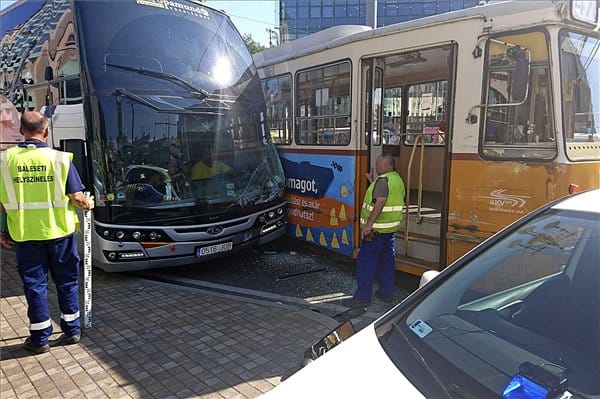 Új fotók jöttek a 47-es villamosról és a spanyol turistabuszról