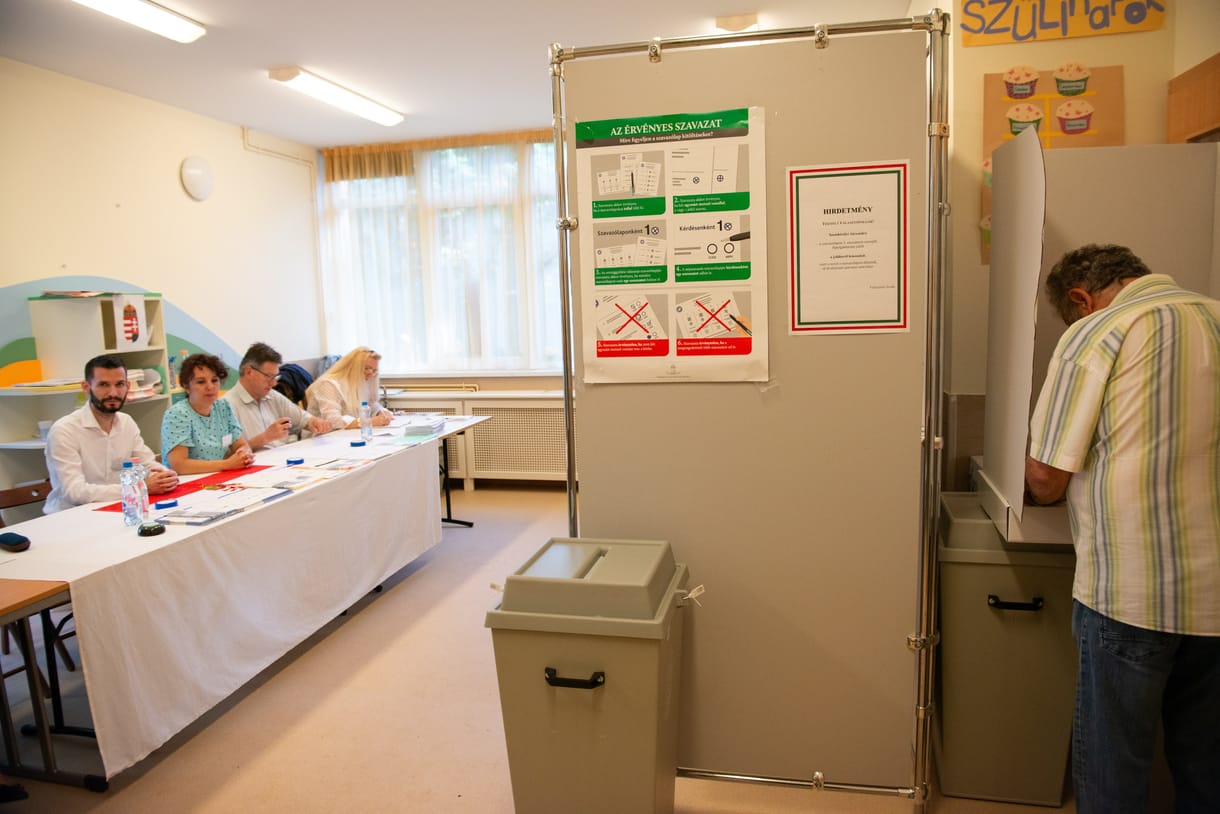 Két órával az urnazárás előtt Budapesten beállt az első helyre a XVI. kerület, vidéken pedig Vas megyében özönlenek az emberek szavazni