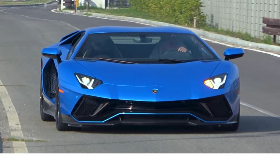Kidugta a gyárkapun az orrát az egyik utolsó Lamborghini Aventador - videó