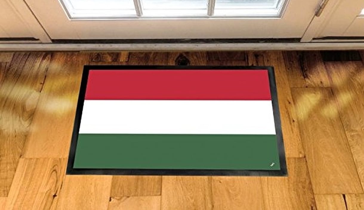 Tizenkétezer forintért magyar trikolórba is törölheti a lábát