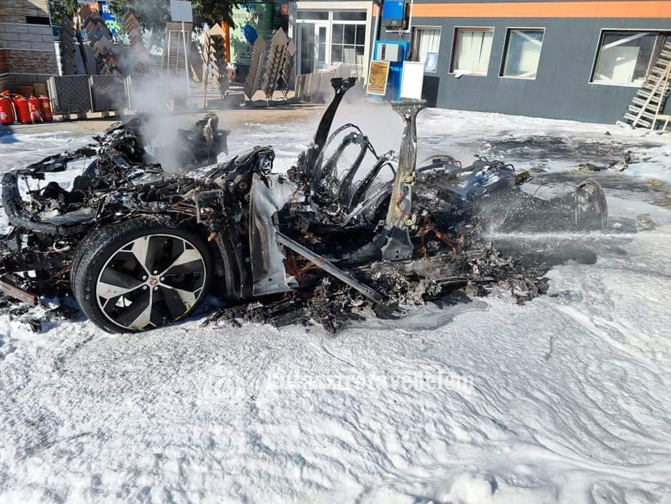 Az elektromos autók problémás tűzesetei miatt már szélesebb parkolóhelyeket akarnak