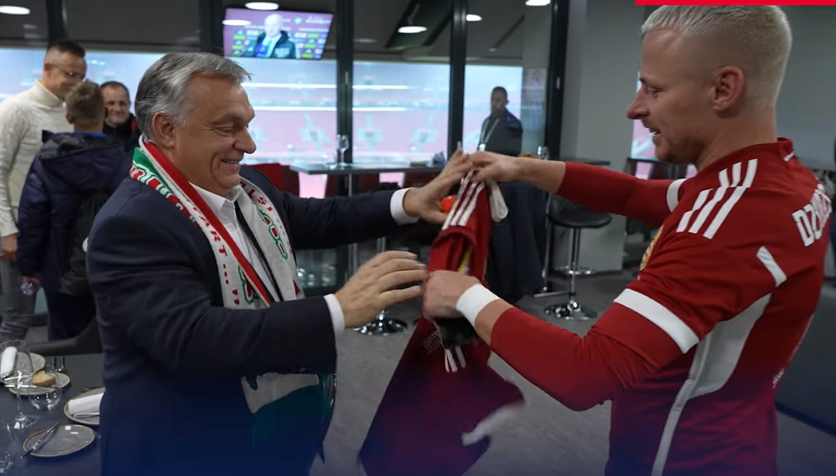 Nagy-magyarországos sálban dicsérte meg Orbán a búcsúmeccse után Dzsudzsákot – videó