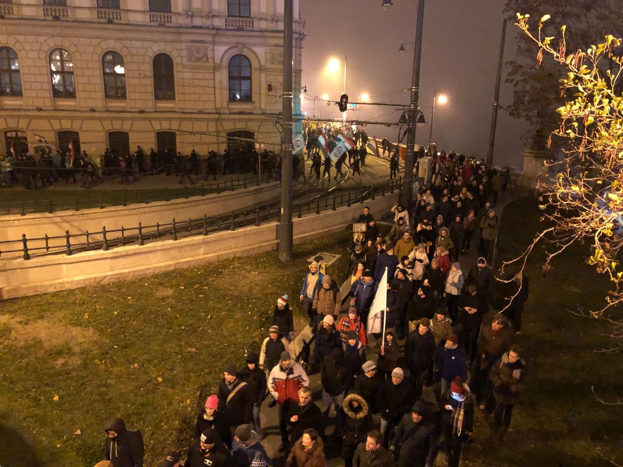 Blokkolták a tüntetők a Lánchidat