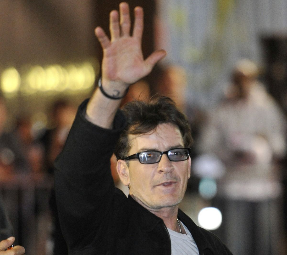 Charlie Sheen kétségbeesetten keresi a szüleit a malibui erdőtűzben