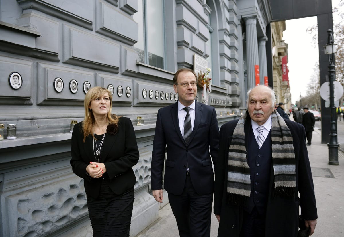 Áder, Navracsics is mécsest gyújtott a Terror Házánál