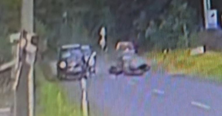 Elcsapott egy motorost egy autós Nyíregyházán, majd a földre került vezetőt egy másik autó elgázolta