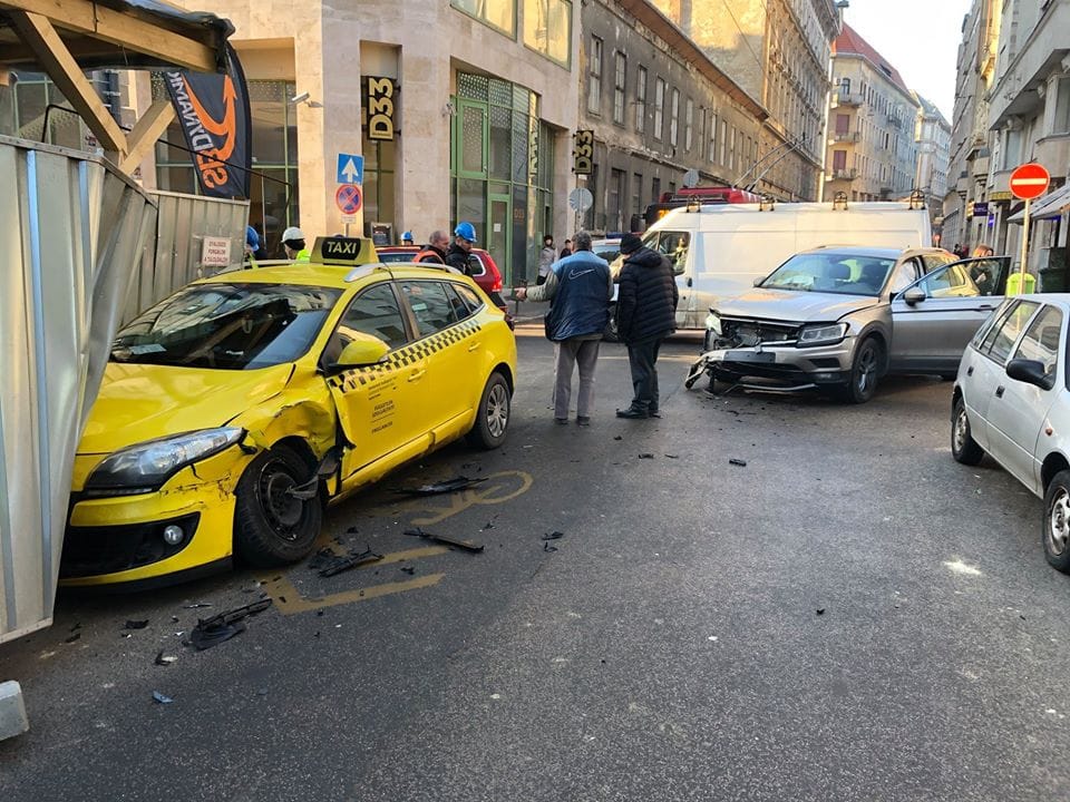 Összetört egy taxi meg egy autó a Dohány utcában