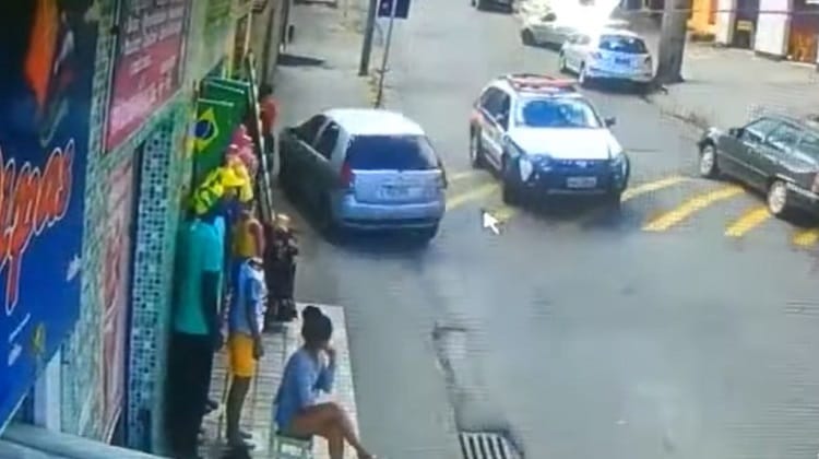 Veszélyes és látványos manőverrel menekült egy autós a rendőrök elől – videó