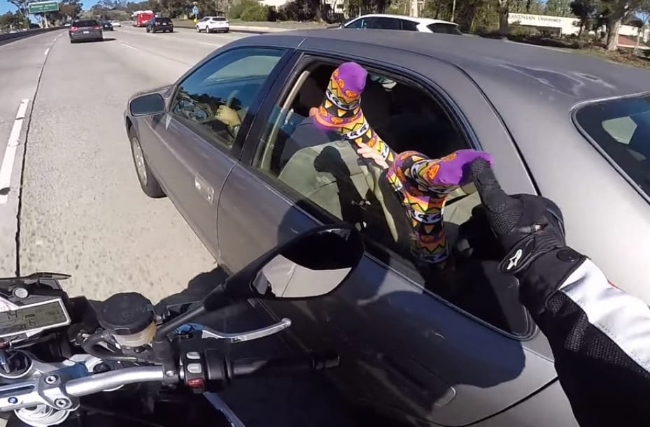 Ennél viccesebb szívatást nem művelt még motoros - videó
