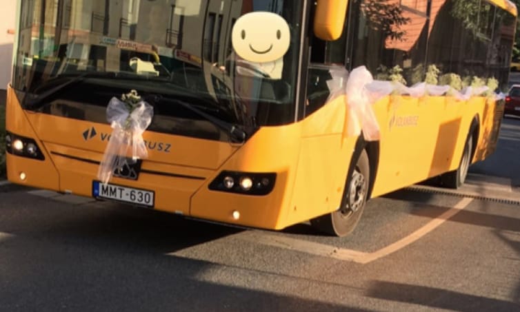 A nap fotója: a Volánbuszé a legmenőbb esküvői autó