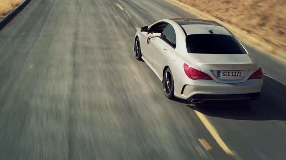 Szupermodell a Mercedes CLA-ban - videó