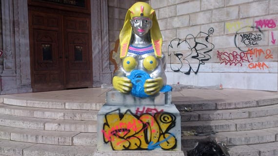 Durva graffiti került az Operaházra