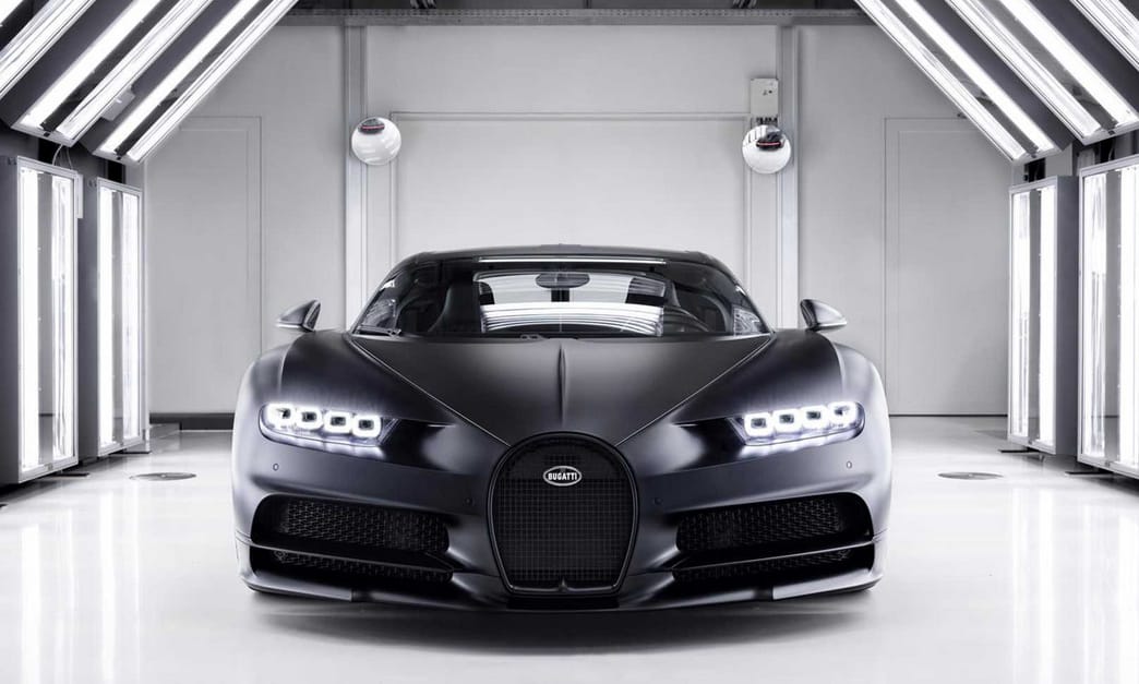 Vészjóslóan fekete a legújabb, 1600 lóerős Bugatti Chiron