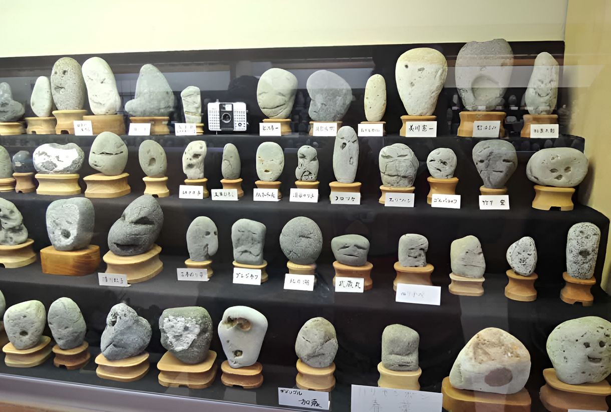 Van egy múzeum, ahol minden kőbe mintha emberi arcok lennének belevésve