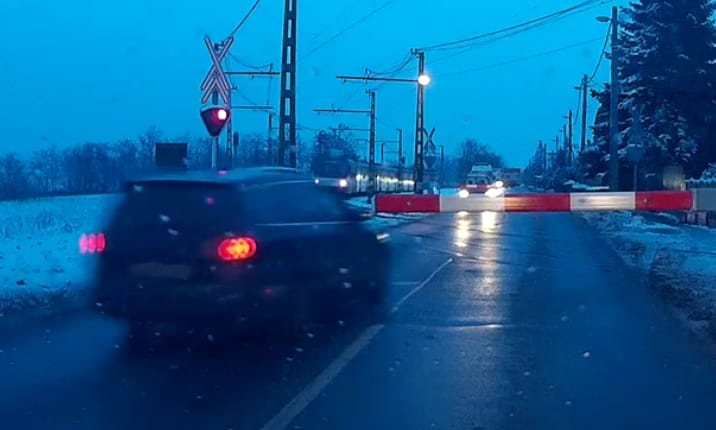 A nap videója: A pomázi autós, aki nem várja meg a sorompó felnyitását