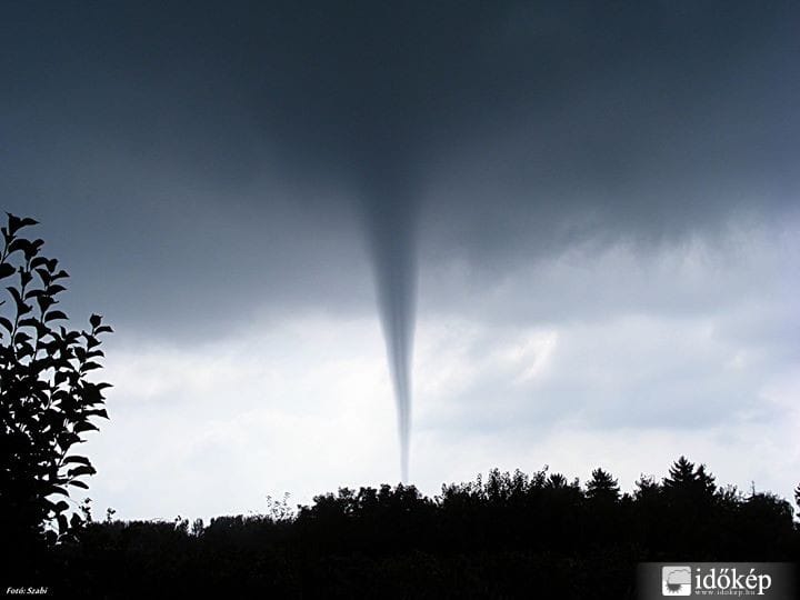 Fotó: óriási tornádót láttak Kalocsa mellett