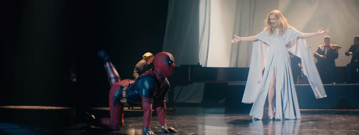 Magassarkúban vonaglik Celine Dion mellett Deadpool – videó