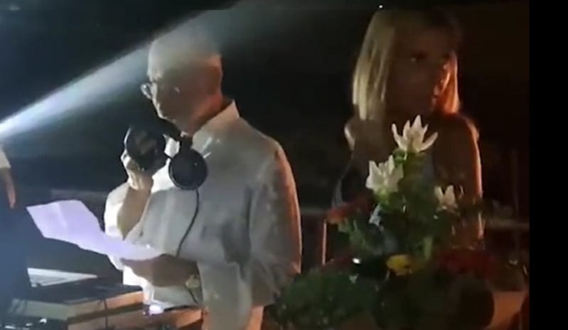 Egy rakás pénzt kiadott az eljegyzési partira, hogy aztán ott bejelentse: a menyasszonya megcsalta