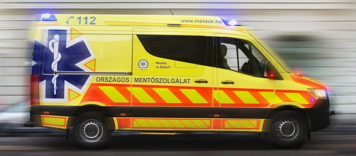 Úgy ágyékon rúgta játékból a budapesti nő a férjét, hogy mentőt kellett hívni