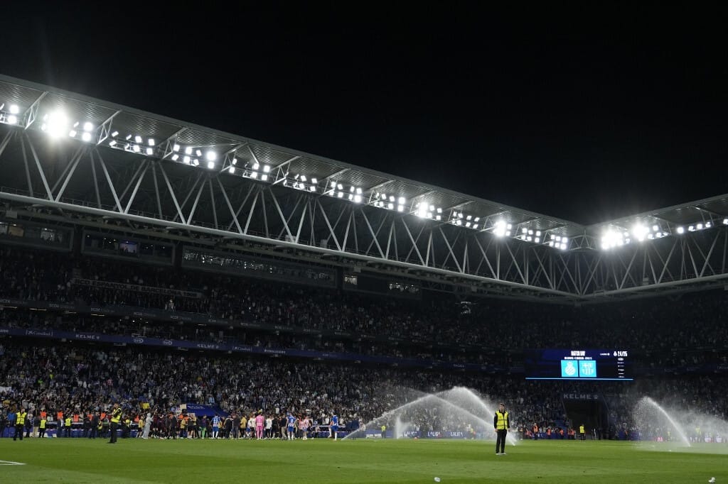 A tömegbe hajtott egy autós az Espanyol–Barcelona-meccs előtt, többen megsérültek
